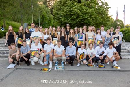 Fotografija učencev na dogodku ob vpisu v zlato knjigo